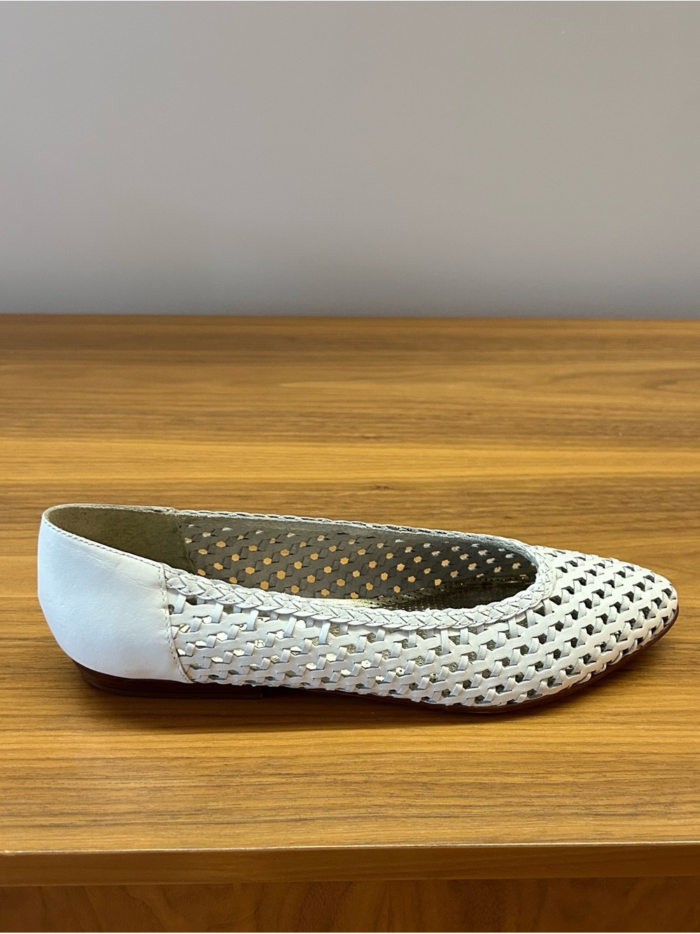 White Woven Leather Pointed-Toe Ballet Flat - Women Size 8,5